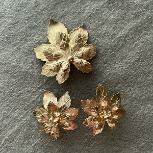 Vintage Sarah Coventry Gold Tone Leaf Clip On Earrings and Brooch Pin Set
